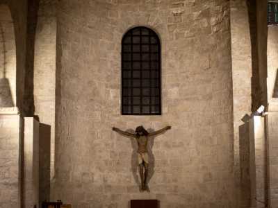 Il grande pezzo di pregio � per� il crocifisso ligneo del XVII secolo interamente dipinto a mano. Cristo inchiodato alla croce con le braccia tese nel dolore ed avvolto in un panno bianco malconcio, reclina il suo capo sofferente coronato di spine sulla spalla destra